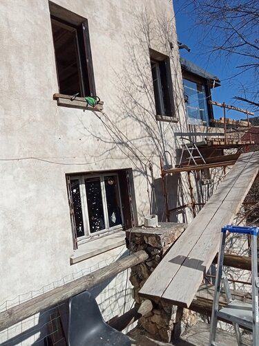 Pose d’une structure sur la façade d’une maison