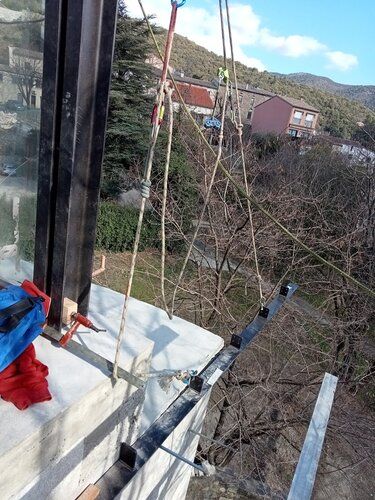 Travaux en hauteur sur un garde-corps