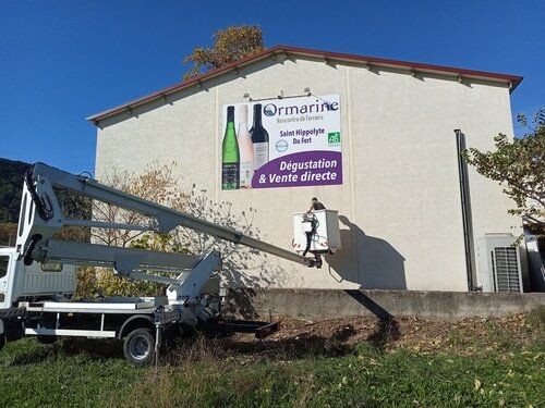 Nacelle devant une façade de bâtiment