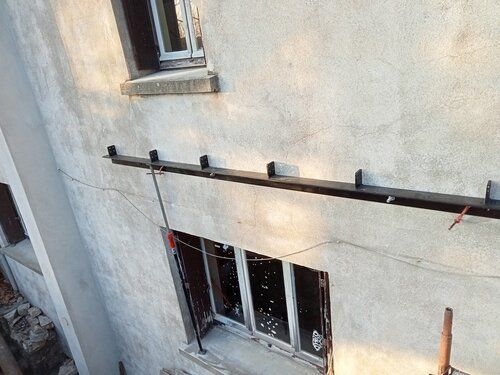 Fixation d’anti-volatiles sous une fenêtre